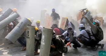 Thêm 1 người biểu tình bị bắn chết, Myanmar mất điện trên diện rộng