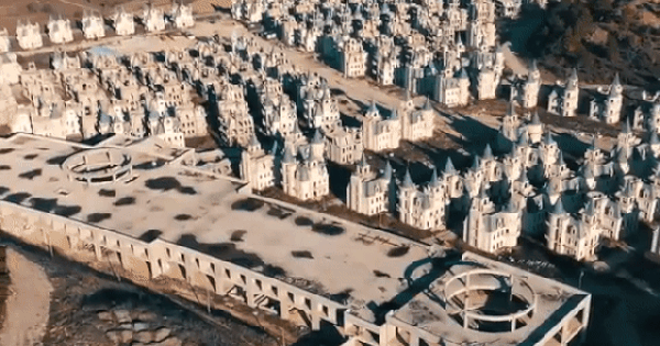 Thị trấn có hàng trăm biệt thự nghìn tỷ đồng bị bỏ hoang