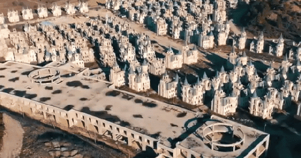 Thị trấn có hàng trăm biệt thự nghìn tỷ đồng bị bỏ hoang