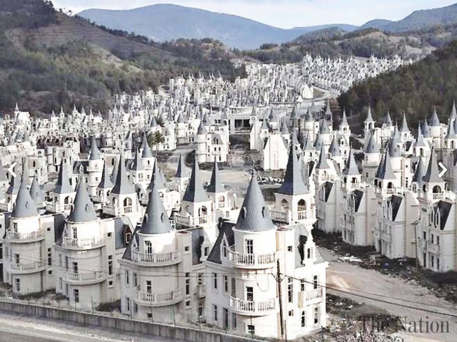 Kiến trúc các tòa nhà được cho là khác quá nhiều so với truyền thống của vùng