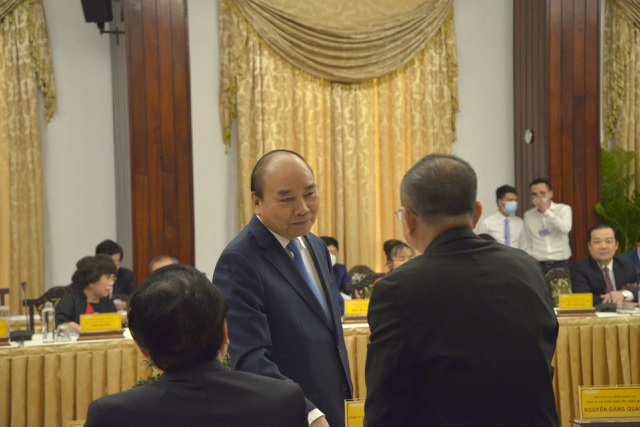 Thủ tướng n&oacute;i chuyện với một đại biểu dự