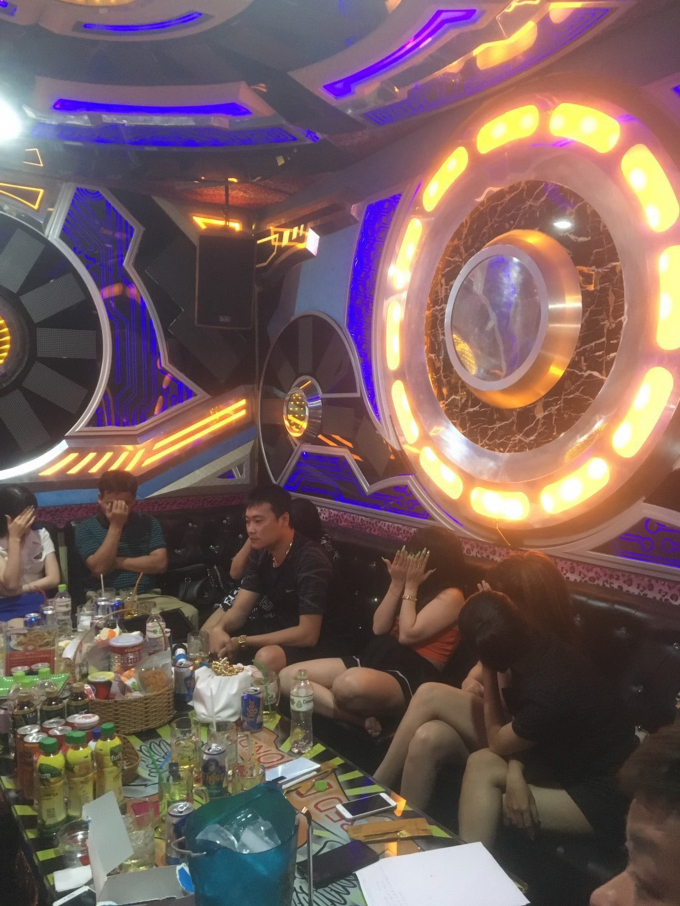 Các đối tượng cùng tang vật tại hiện trường Karaoke Red Diamond.