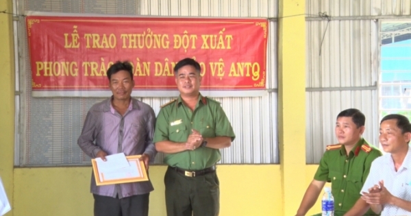 An Giang: Khen thưởng đột xuất 2 cá nhân trong phong trào bảo vệ an ninh Tổ quốc