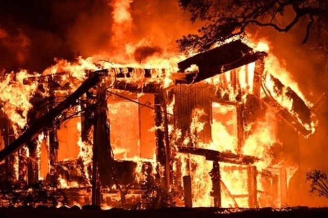 Xin tiền mẹ không cho, H châm lửa đốt chính ngôi nhà của mình. (Ảnh minh hoaj