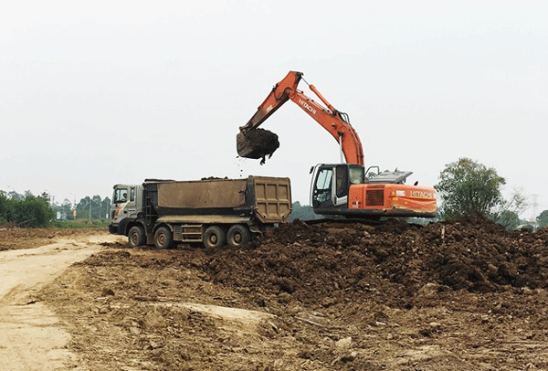 Chủ đầu tư tiến hành san gạt mặt bằng phần diện tích đã được bàn giao.