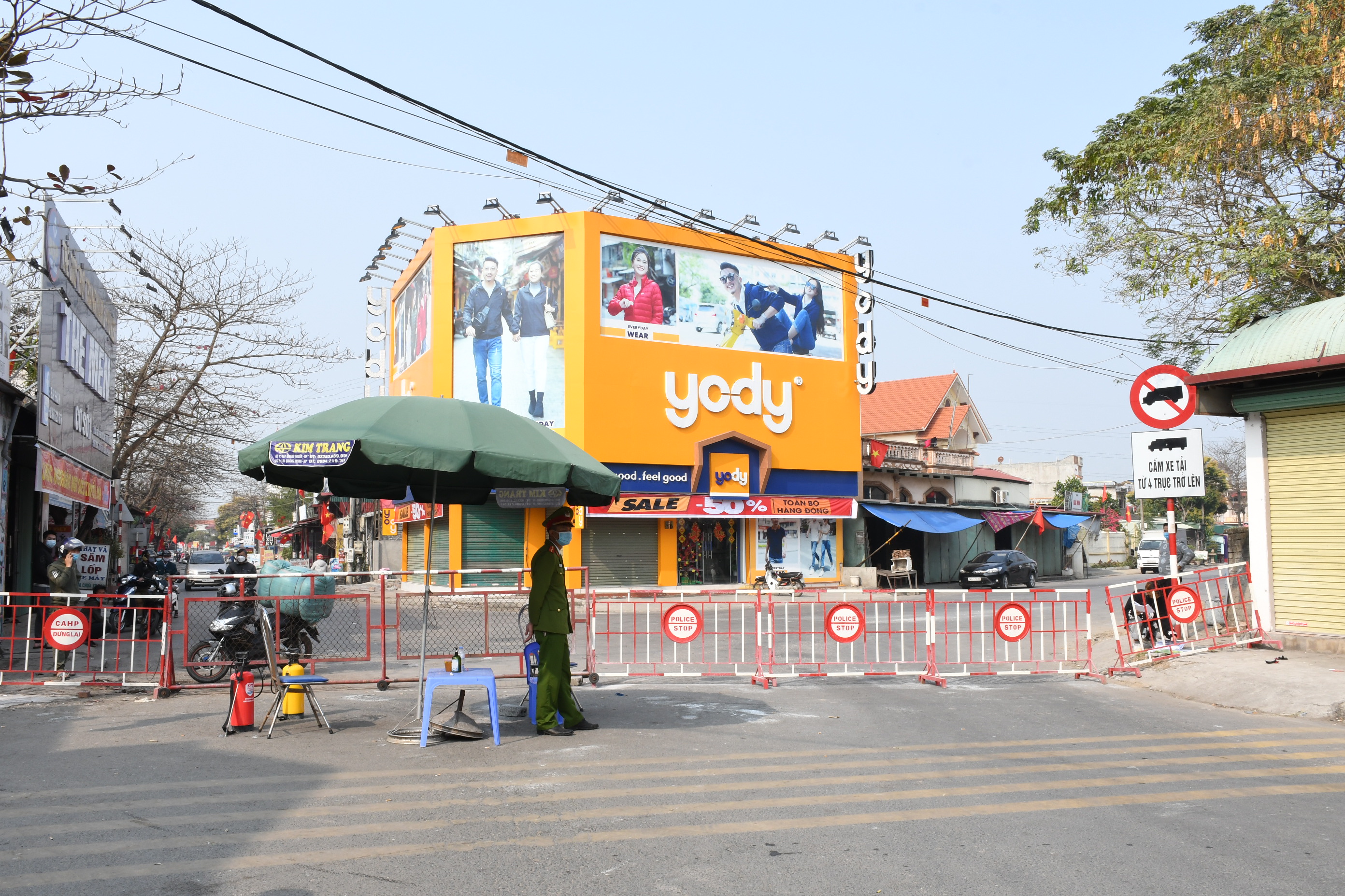 Ba người trốn khỏi khu cách ly tìm quán hát karaoke