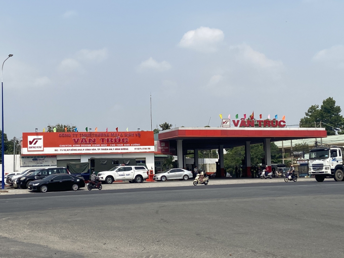 lực lượng chức năng khám xét trụ sở và cây xăng kế bên của Công ty Vân Trúc.