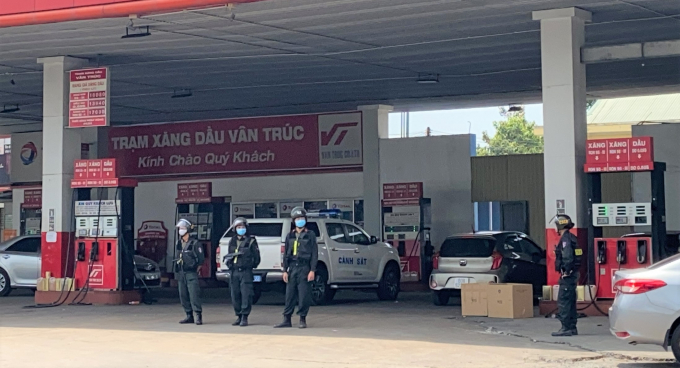 lực lượng chức năng tiến hành lấy mẫu xăng.