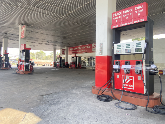 Nhiều trạm xăng dầu ngừng hoạt động, các trụ bơm bị niêm phong.