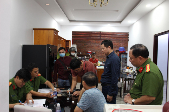 Công an khám xét nơi ở của vợ chồng chủ chuỗi trạm xăng dầu Vân Trúc.