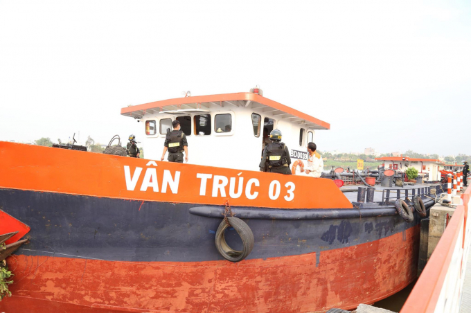 các tàu có trọng tải lớn được các đối tượng sử dụng để vận chuyển xăng nhập lậu, xăng giả.