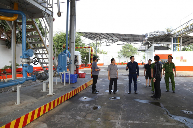 Khám xét khu vực bồn chứa xăng của Công ty Vân Trúc.