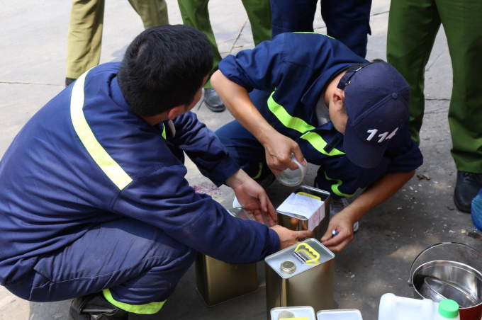 Cơ quan chức năng tiến hành lấy mẫu xăng.