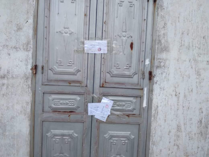 Lực lượng chức năng tiến hành niêm phong căn nhà để điều tra.