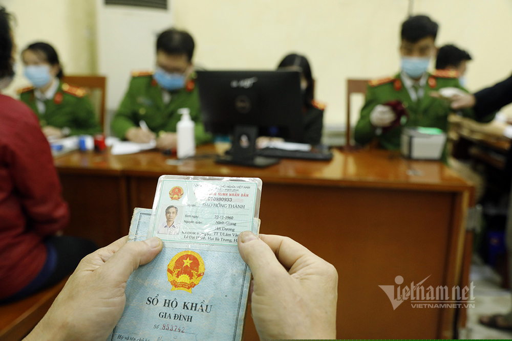 Sau lần cấp thẻ CCCD đầu tiên, công dân phải đổi khi đủ 25 tuổi, 40 tuổi, 60 tuổi. Trên 60 tuổi, công dân không phải đổi.