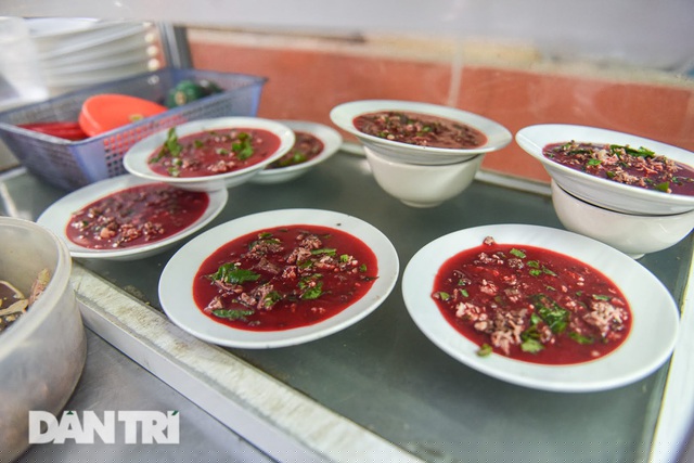 Dù khá phổ biến với người Việt, nhưng cho dù dễ tính đến đâu, hầu như không có mấy thực khách quốc tế dám động đũa vào món ăn này.