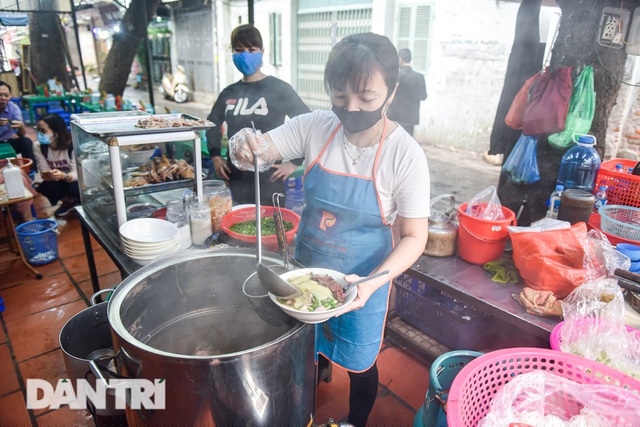 Chị Nguyệt cho biết, mỗi ngày quán chỉ bán khoảng 50 bát tiết canh, ngoài ra còn bán được hàng trăm bát bún, miến ngan.