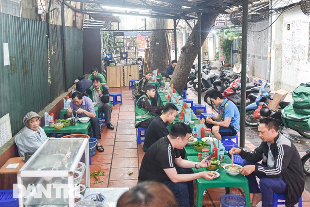 Quán tiết canh ngan thu hút chủ yếu