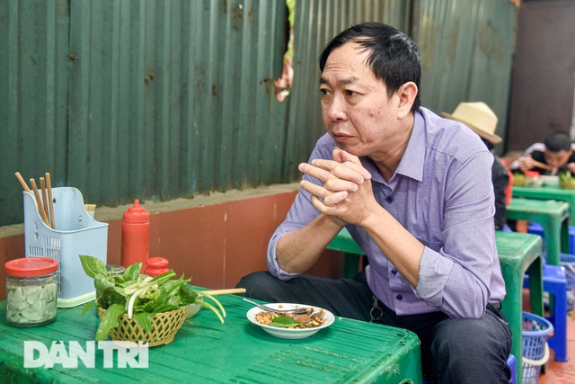 Tiết canh ngan là món sở trường của ông Mạnh, mỗi tuần ông đến quán ăn 1 lần.