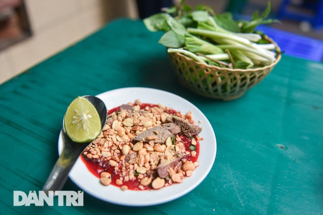 Khi ăn, thực khách vắt chút nước cốt chanh lên bề mặt bát tiết, rắc chút hạt tiêu, cùng một vài nhánh rau thơm rồi thưởng thức.