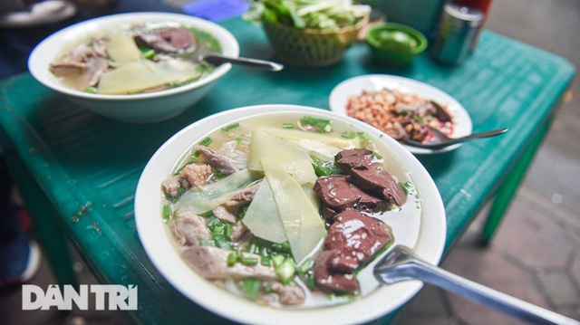 Trung bình, mỗi ngày chị bán được khoảng 200 bát các loại, những ngày cuối tuần, chỉ sau 3 tiếng mở bán đã hết hàng, nhiều người chậm chân sẽ lỡ hẹn thưởng thức món ăn từ ngan nổi tiếng của quán.