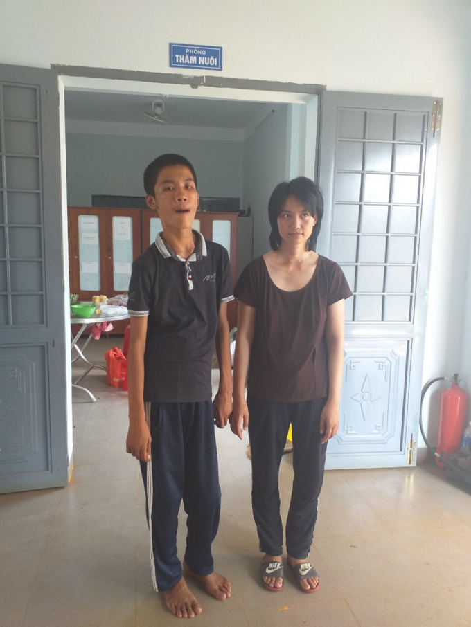 Cháu Phạm Văn Hiếu và cháu Phạm Thị Mai Hồng bị bệnh tâm thần rất nặng chữa không khỏi.