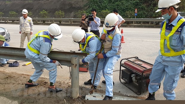 Hành vi cố tình phá dải phân cách và hộ lan phải khởi tố hành vi phá hoại tài sản quốc gia. (Ảnh: CTV/Vietnam+)