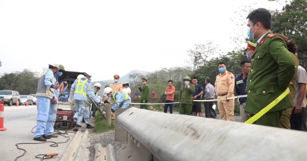 Tiến hành rào lại hộ lan trên tuyến đường cao tốc Nội Bài - Lào Cai