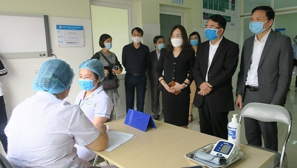 Lực lượng y tế trực tiếp điều trị bệnh nh&acirc;n Covid-19 được ưu ti&ecirc;n ti&ecirc;m vắc xin.