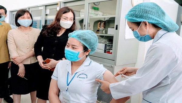 C&aacute;n bộ y tế đầu ti&ecirc;n tại Hải Ph&ograve;ng được ti&ecirc;m vắc xin Covid-19.