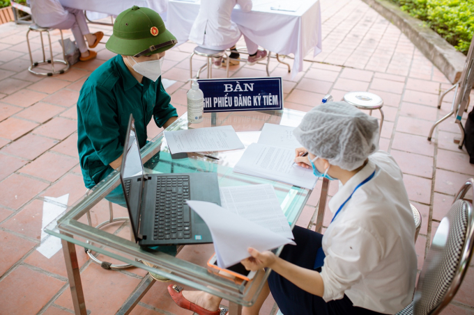 Anh: Vũ Văn Quang (tổ Covid cộng đồng xã Phúc Thành) ký cam kết trước khi vào tiêm.