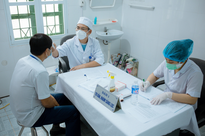 Tư vấn và khám sàng lọc trước khi tiêm.