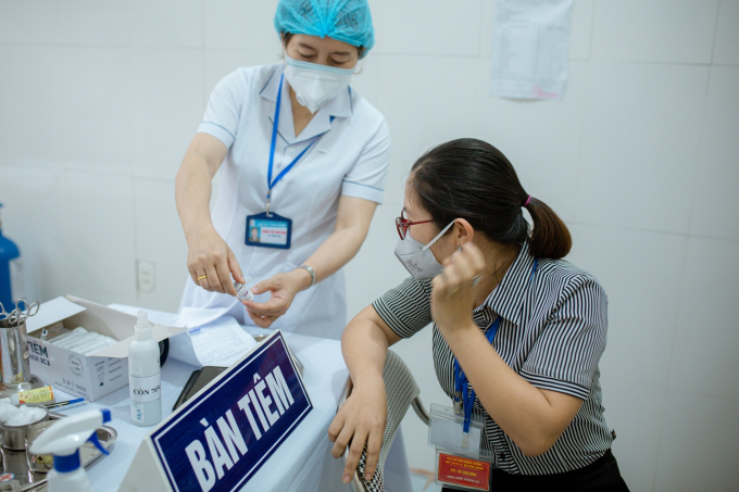 Cán bộ y tế giới thiệu cho người được tiêm về vaccine.
