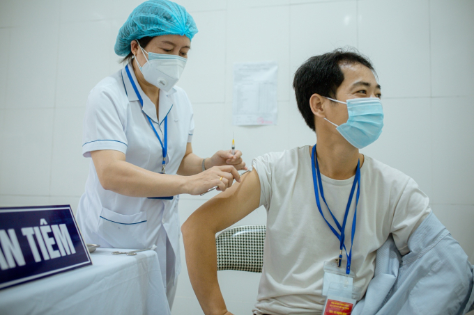 Theo chị Hoa - Phó Trạm trưởng Trạm Y tế huyện Kim Thành, kỹ thuật tiêm vaccine phòng COVID-19 có những lưu ý riêng. Chị và đồng nghiệp đã cẩn trọng từng khâu,từng bước thực hiện.