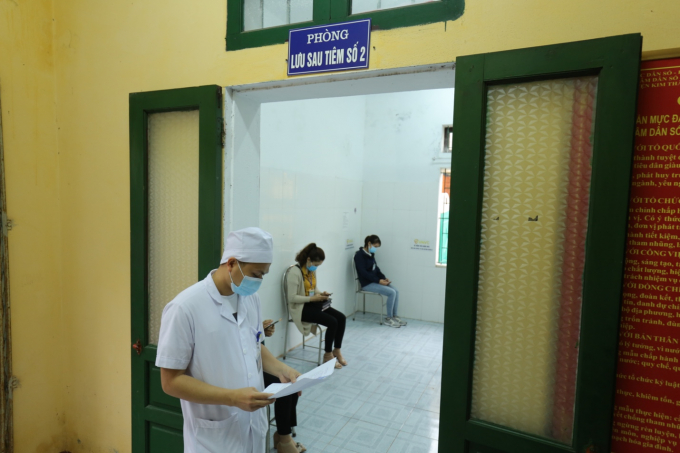 Người tiêm sẽ được lưu lại Phòng lưu sau tiêm tối thiểu 30 phút dưới sự theo dõi của các nhân viên y tế.