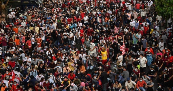 Nghi trúng đạn cảnh sát, 2 người biểu tình tại Myanmar thiệt mạng