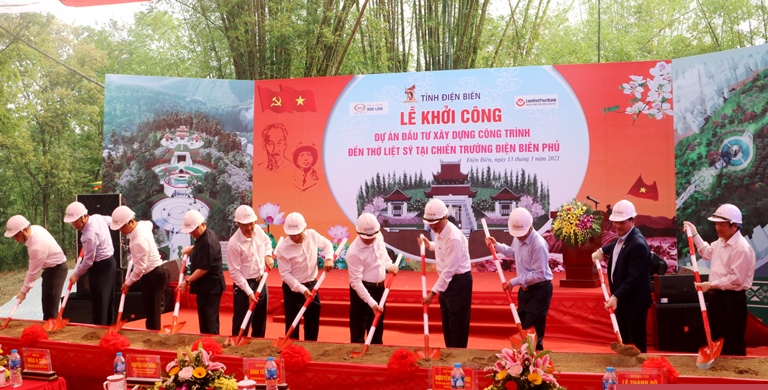 Các đại biểu cùng thực hiện nghi thức khởi công công trình