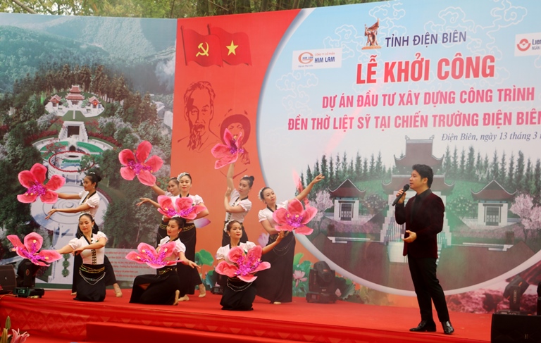 Chương trình nghệ thuật mở đầu với sự tham gia của diễn viên Đoàn Nghệ thuật tỉnh Điện Biên và các nghệ sĩ đến từ thủ đô Hà Nội.