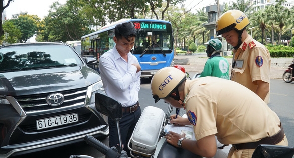 Ra quân xử lý vi phạm nồng độ cồn: Không né tránh xe biển xanh, công vụ