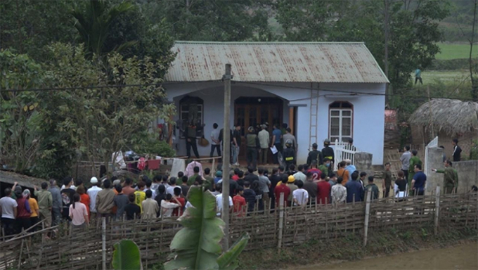 Lực lượng chức năng xịt hơi cay vào khống chế đối tượng sát hại bé gái 5 tuổi.