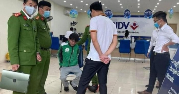 Nóng: Bắt đối tượng mang súng đi cướp ngân hàng BIDV huyện Phúc Thọ