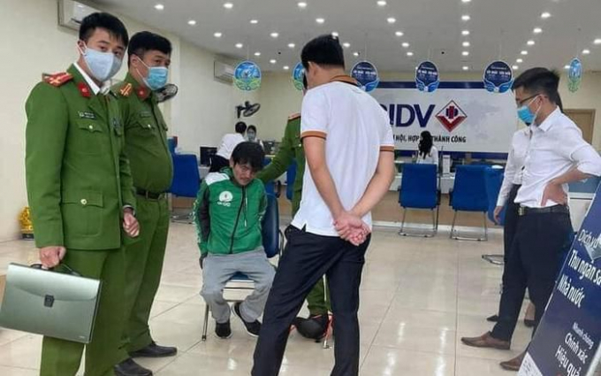 Người đàn ông lao vào phòng giao dịch đe doạ cướp tài sản.