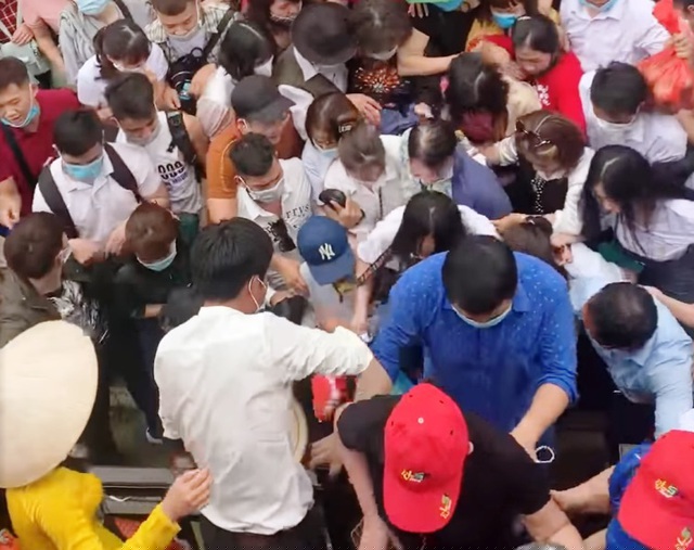 Đại diện BQL chùa cho biết đã phải dừng bán vé, bố trí xe buýt miễn phí để kiểm soát tình hình. Ảnh: Đức Văn