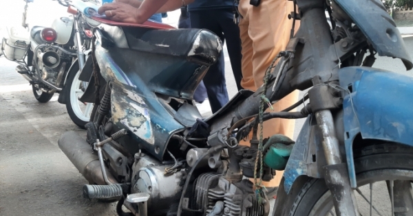 Bị CSGT tạm giữ xe cũ nát, người đàn ông sụt sùi ‘kể khổ’