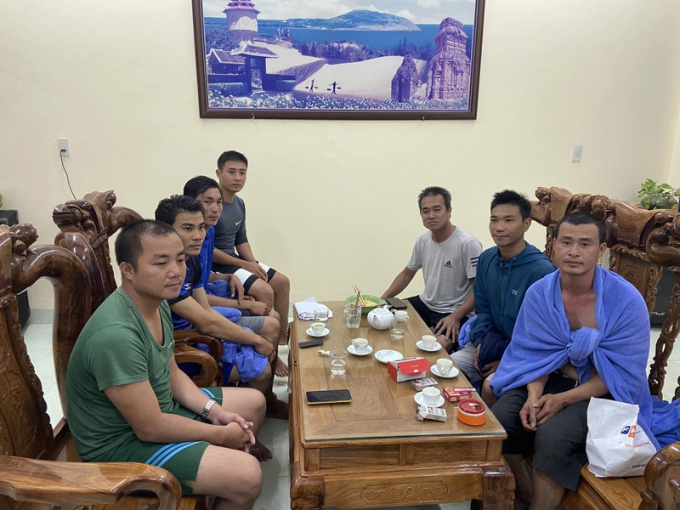 7 thuyền viên trên tàu Bạch Đằng được cứu vớt và đưa vào bờ an toàn.