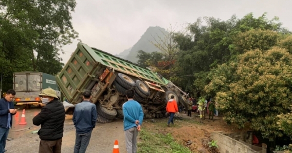 Hòa Bình: Xe khách va chạm với xe tải, 3 người tử vong