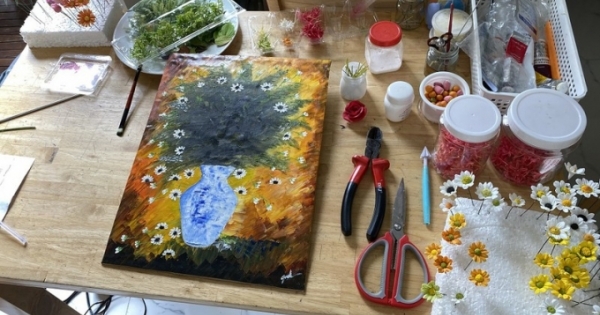 Tranh hoa sống động làm từ đất sét của người phụ nữ giàu nghị lực