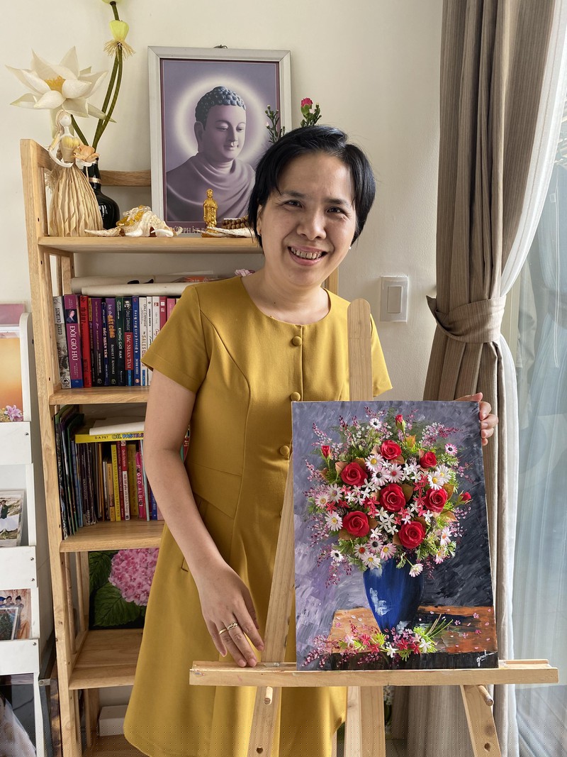 Chị Sinh tìm thấy ý nghĩa đời mình với những bức tranh hoa xinh tươi.