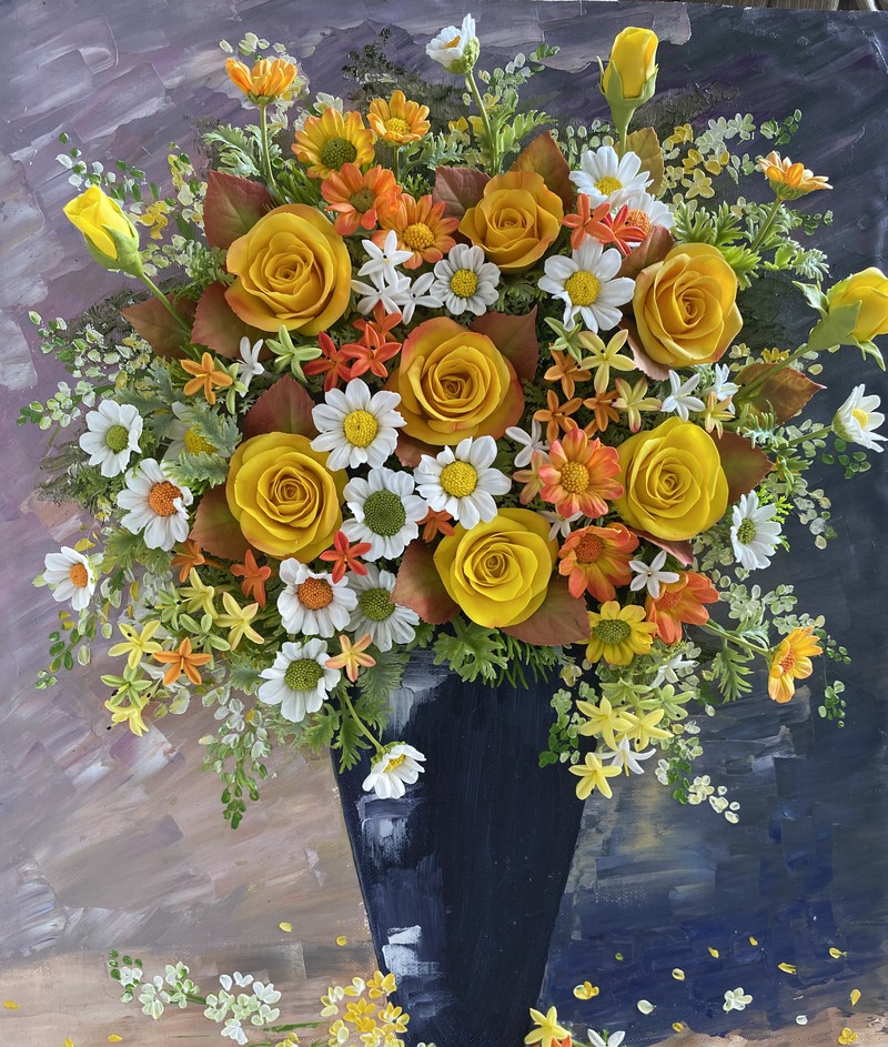 Những bông hoa hồng, hoa cúc bằng đất sét vô cùng tươi tắn, sống động.