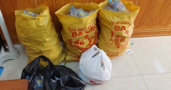 9 học sinh đau bụng, buồn nôn sau khi uống nước từ "người lạ": Công an làm việc với nhóm phát nước ngọt miễn phí